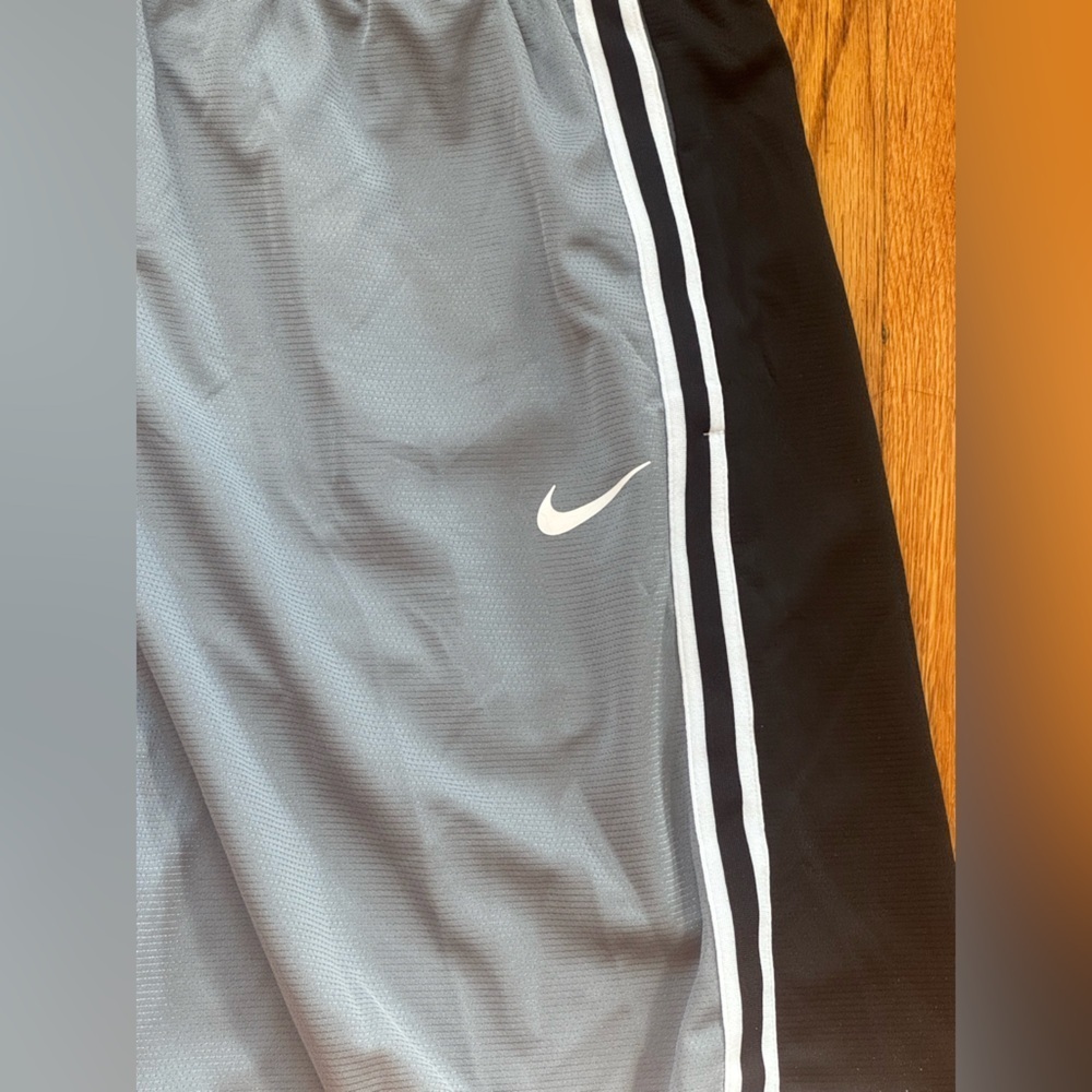 Nike Loose Fit Black and Gray Shorts - Picture 4 of 4